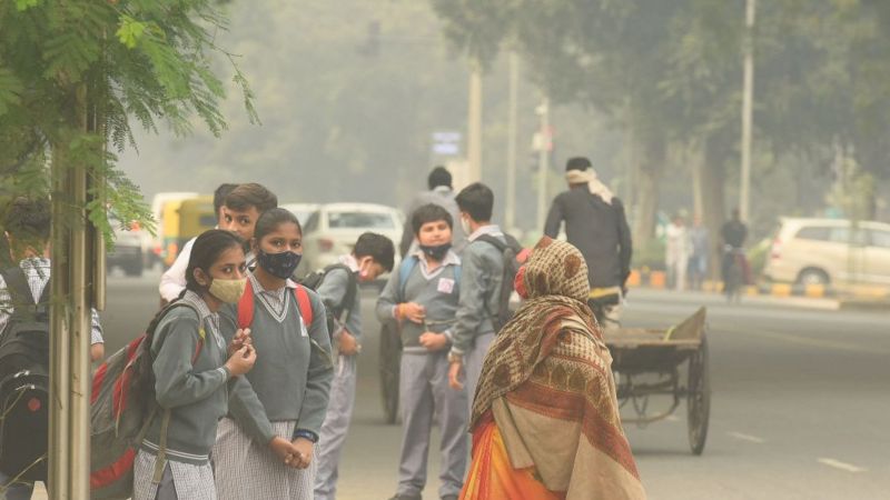 Schoolchildren with masks in India